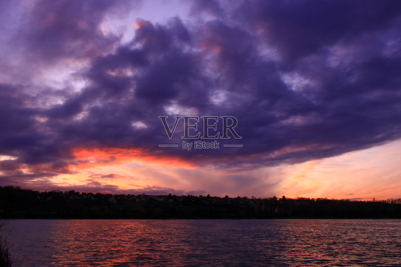 戏剧性的暴风雨天空和积雨云在日落。照片摄影图片