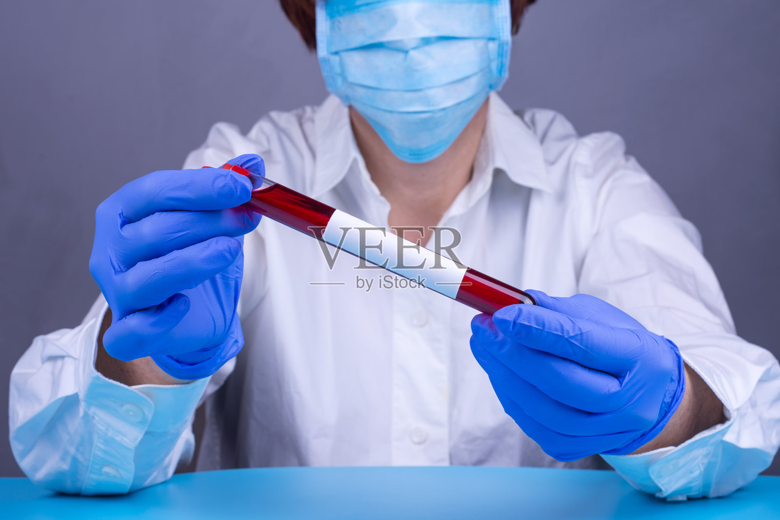 戴医用手套的医生，用于分析的血液样本照片摄影图片