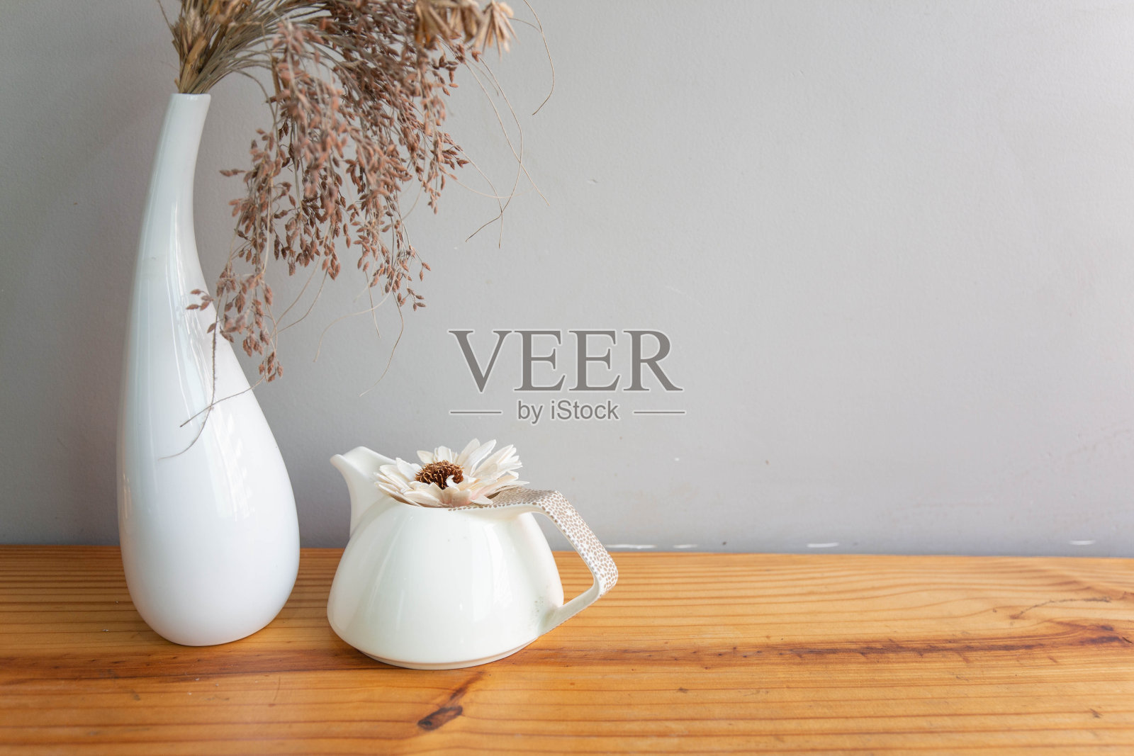 木桌上放白花热茶壶，白花瓶，干花。上午茶。照片摄影图片