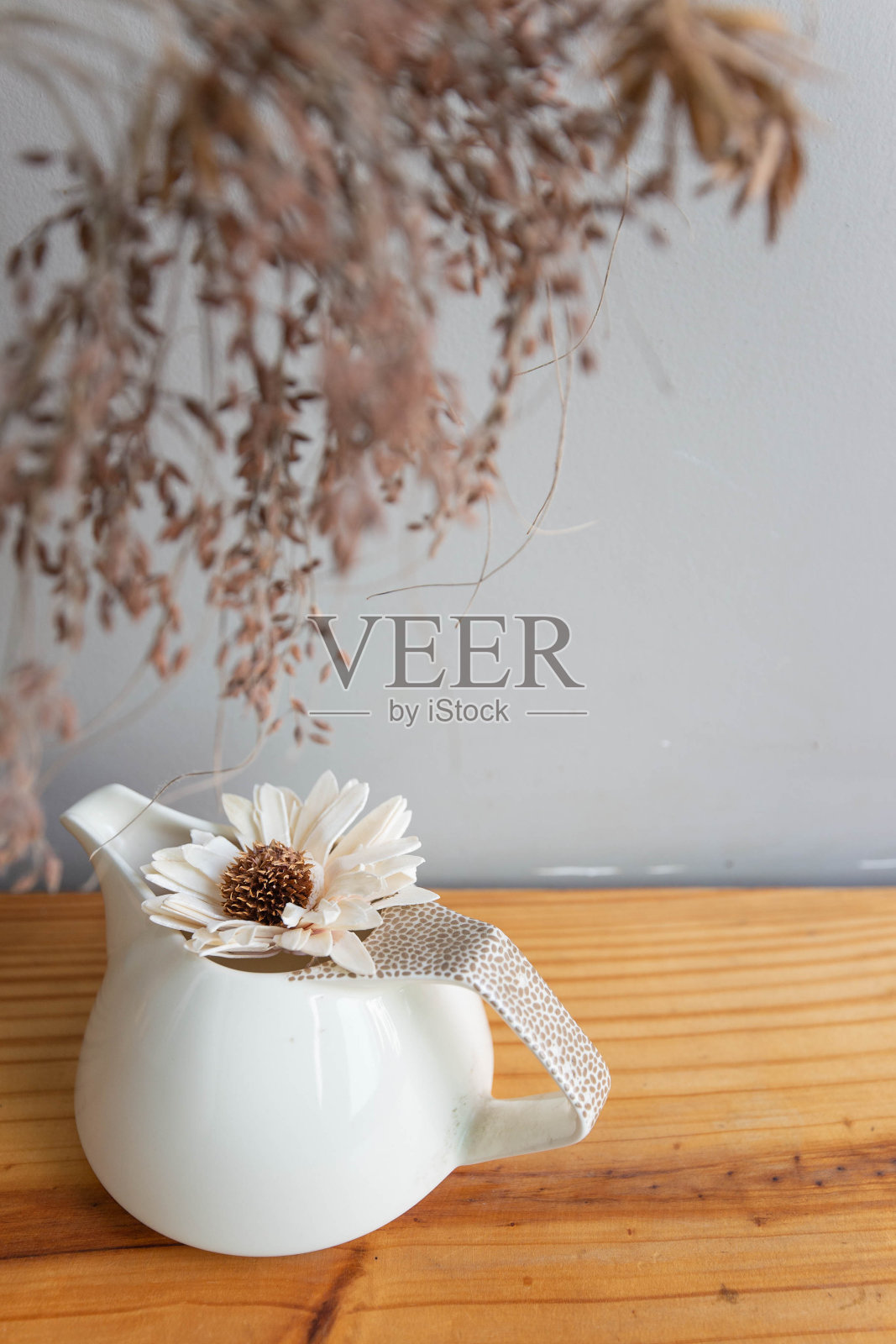 木桌上放白花热茶壶，白花瓶，干花。上午茶。照片摄影图片