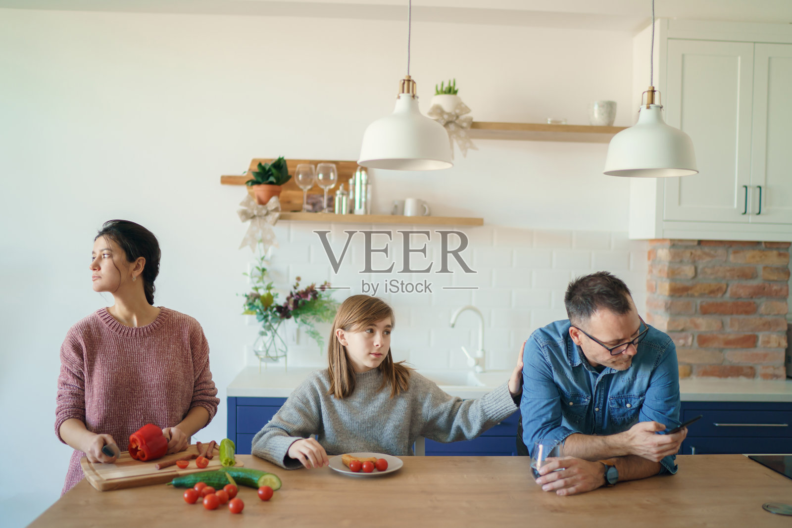 不高兴的已婚夫妇和小女儿在家，夫妻吵架，女儿难过照片摄影图片