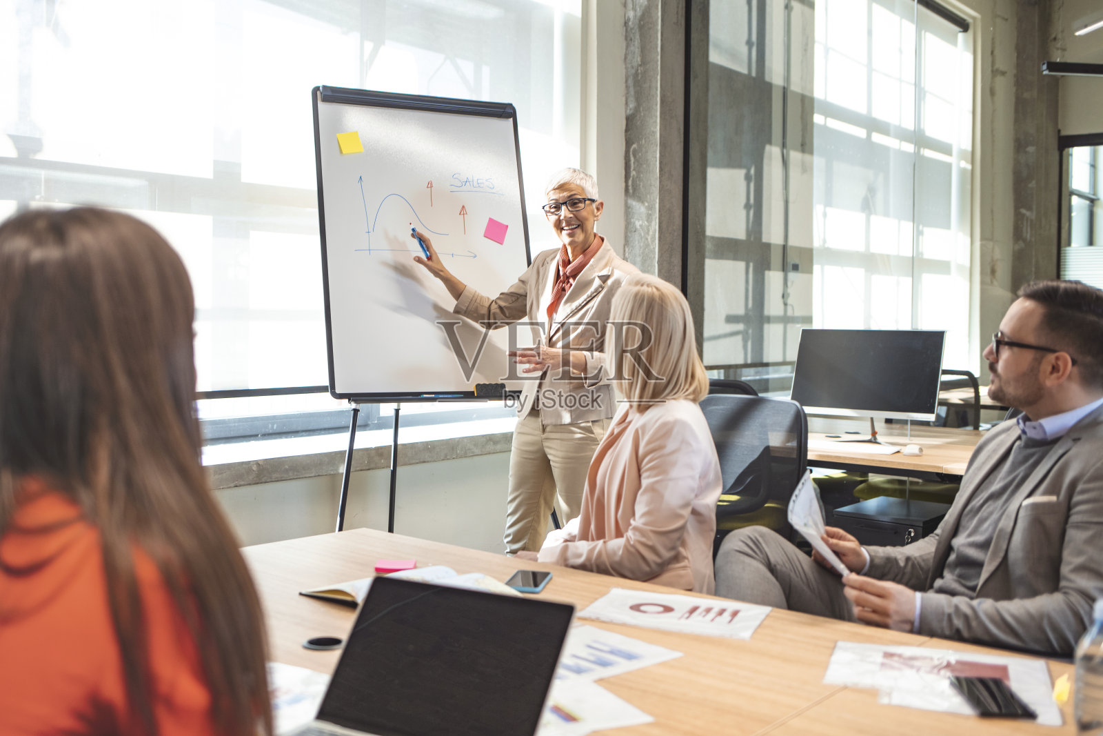 中年首席执行官在会议室通过白板进行商务演示照片摄影图片
