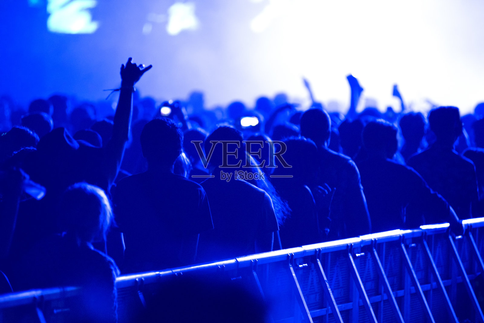 享受现场音乐会的人群照片摄影图片