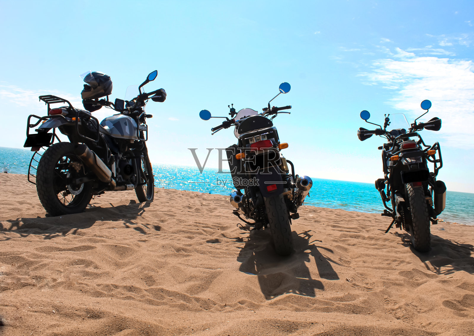 冒险运动自行车,自由。摩托车在天空下,照片摄影图片