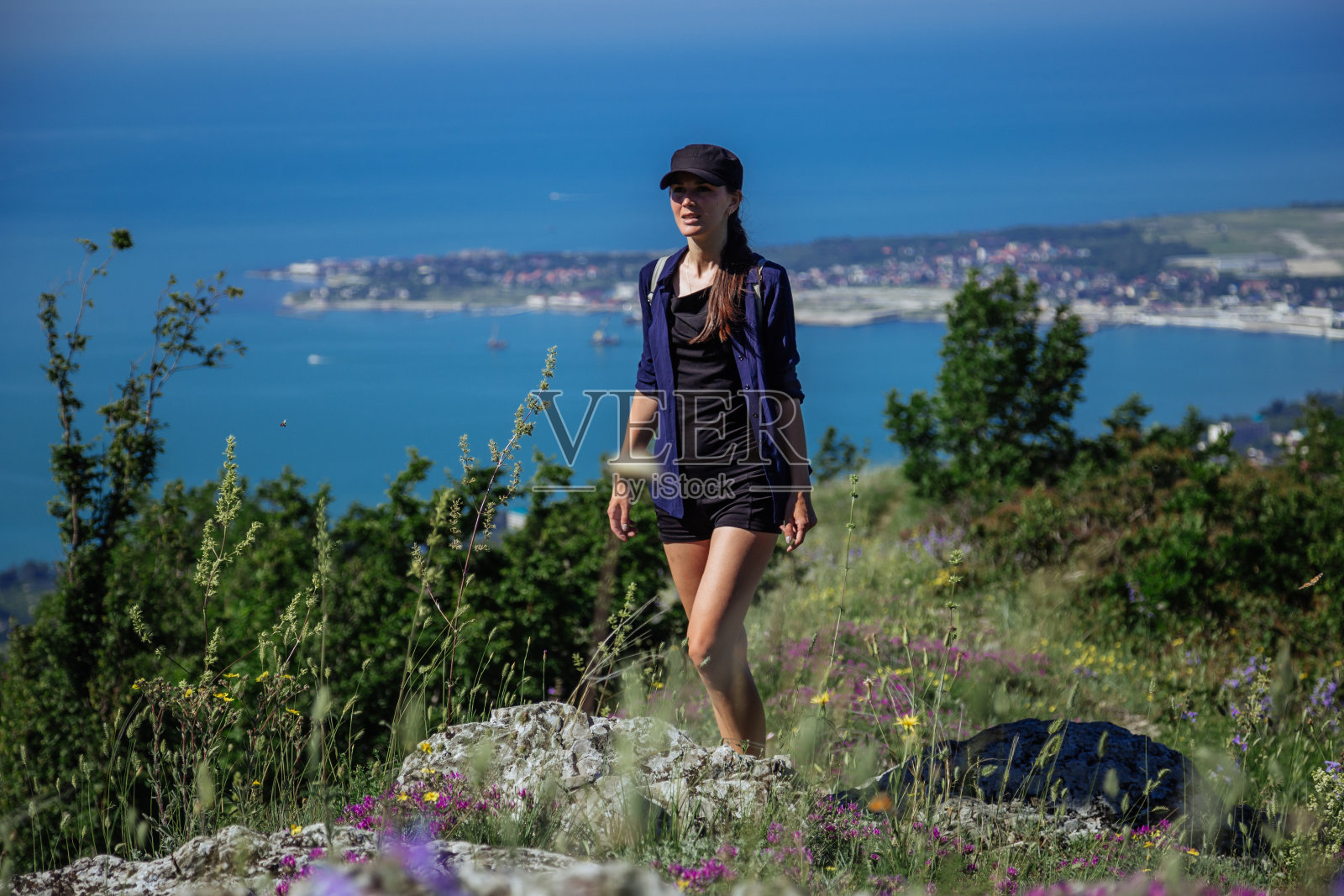 女孩享受独自在自然中的时光。春天，格连吉克照片摄影图片