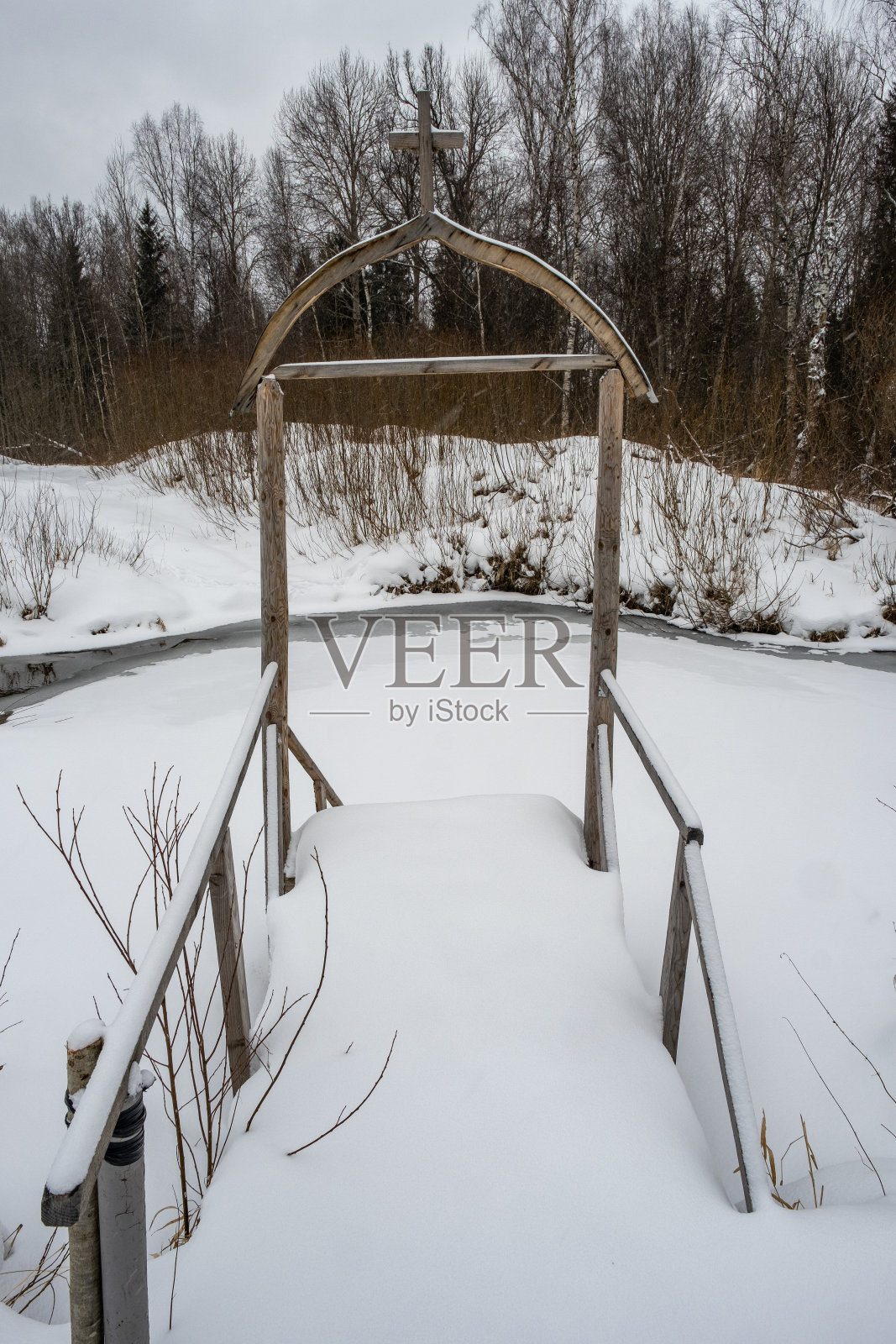 Maryin是俄罗斯雅罗斯拉夫尔地区Krasnoramenye村冬天河岸上的一个神圣的春天。照片摄影图片