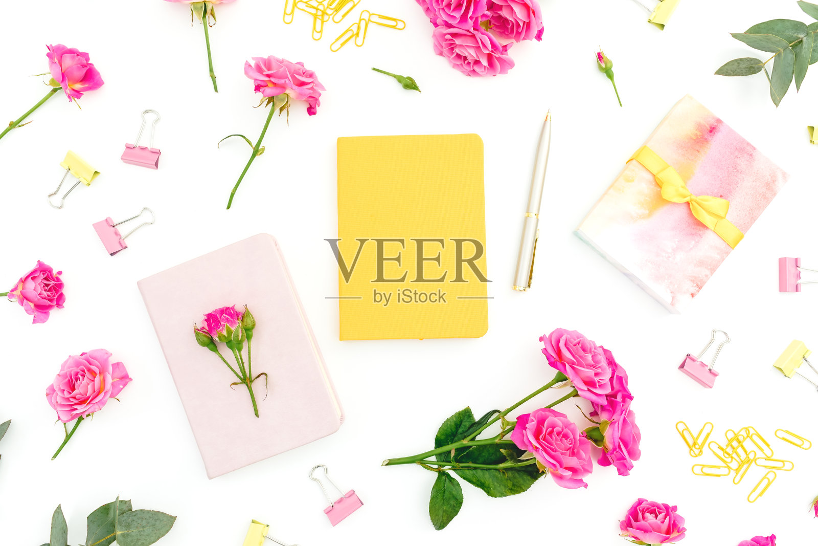 以笔记本、桉树、礼物和玫瑰为背景的概念构图。平的。照片摄影图片