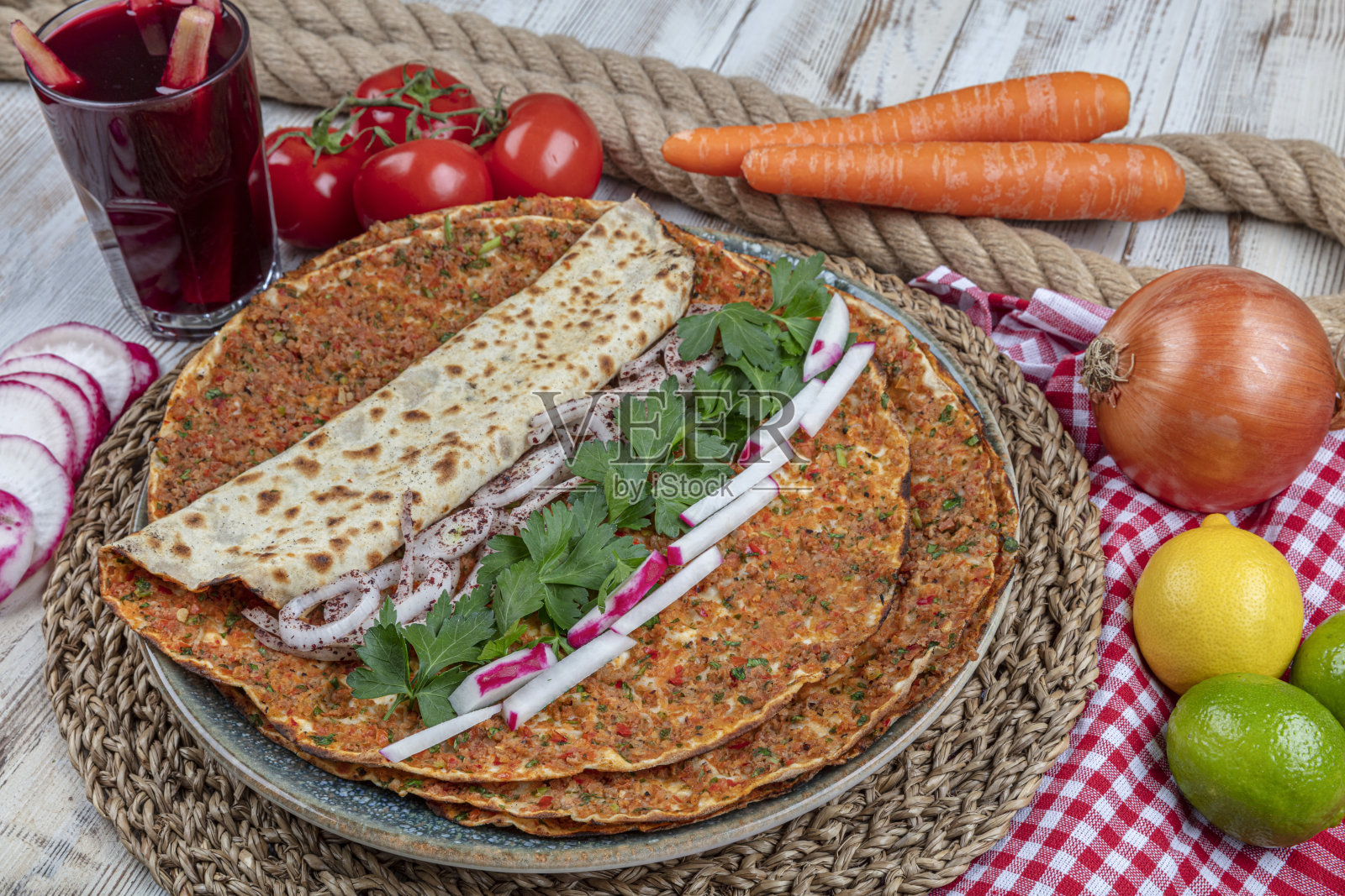 传统的土耳其披萨，叫做Lahmacun，用肉、洋葱和欧芹制作，陈列在街头小吃市场的一张木桌上照片摄影图片