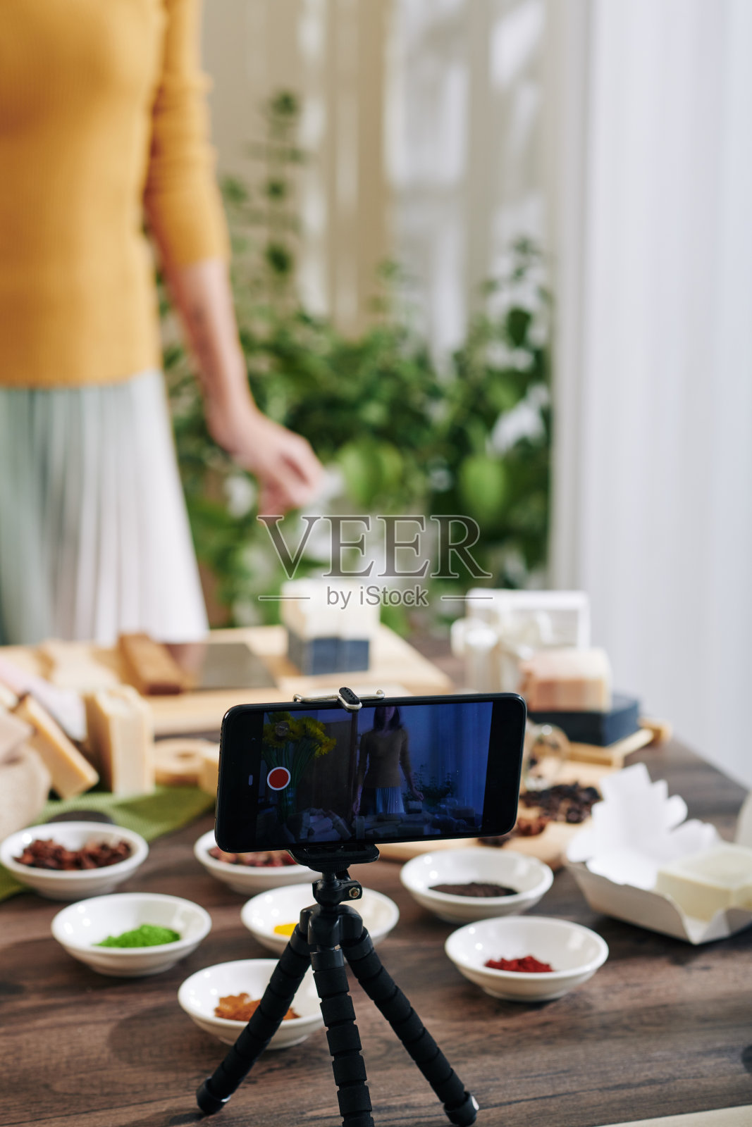 在家拍摄教程的女人照片摄影图片