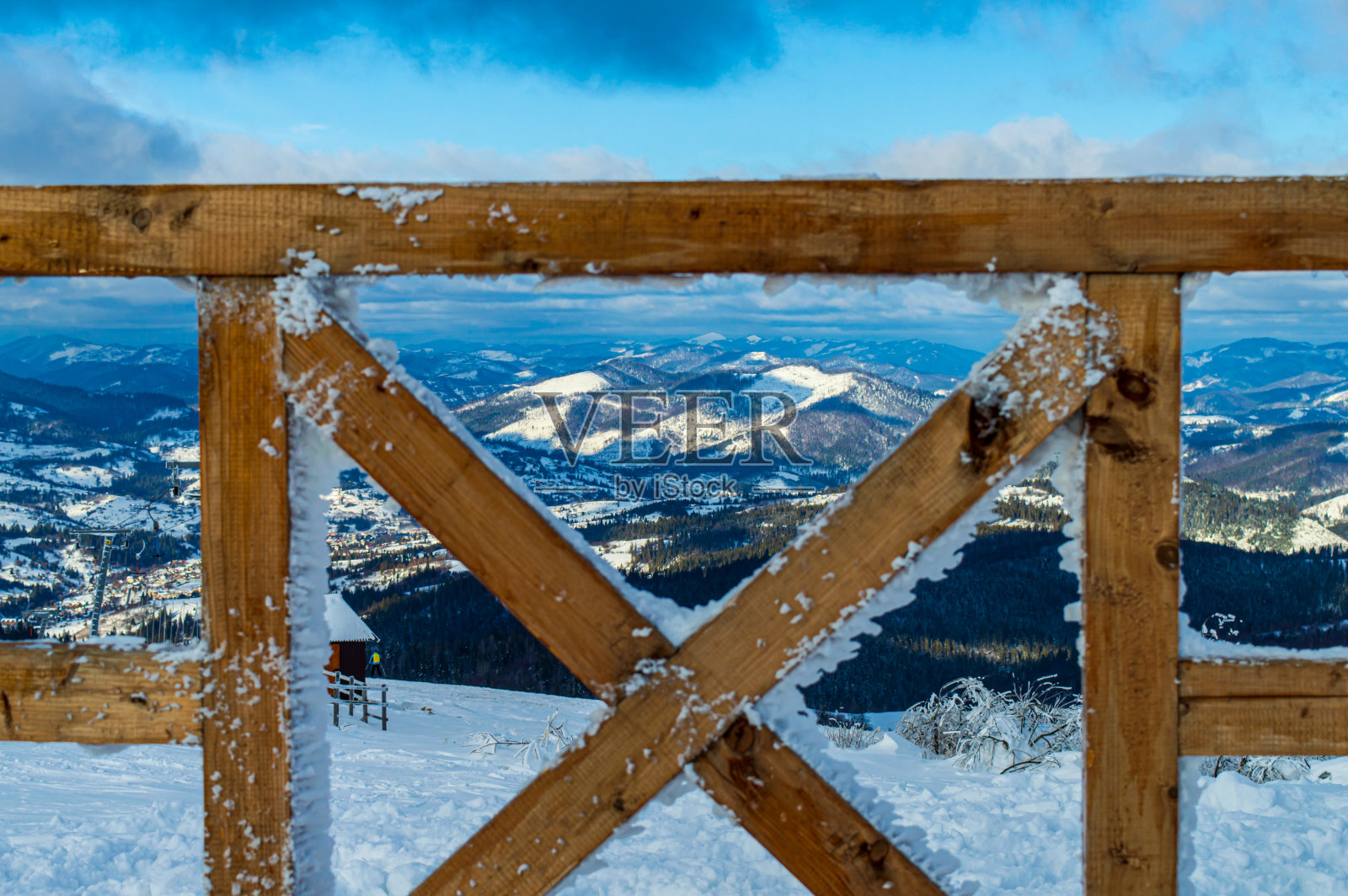 透过栅栏看到喀尔巴阡山脉照片摄影图片