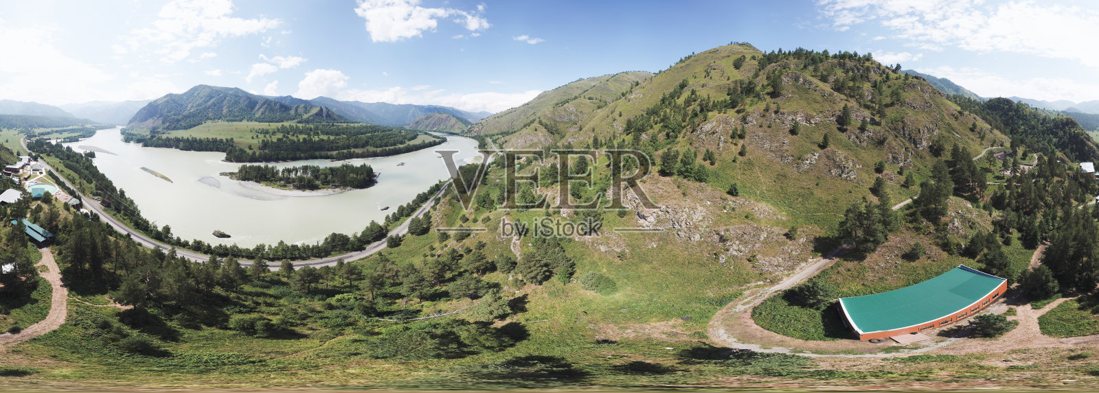 鸟瞰阿尔泰山风景如画的地方，沿着卡顿河的越野步道。照片摄影图片