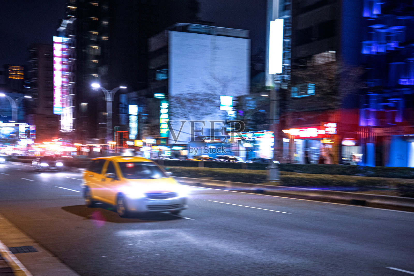 晚上乘坐出租车照片摄影图片