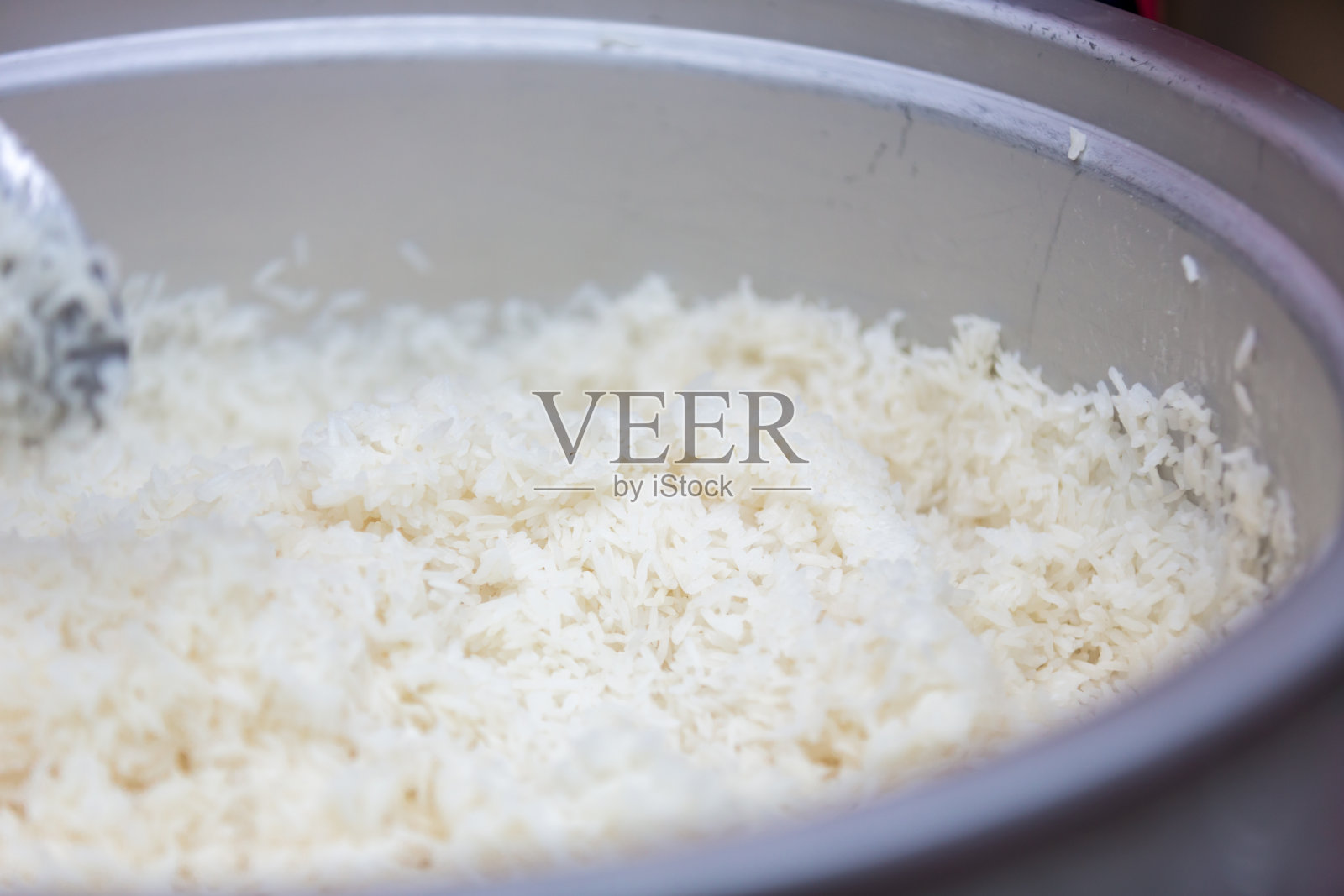 白米饭近距离。健康饮食与饮食观念。蒸熟的米饭背景。煮印度香米。照片摄影图片