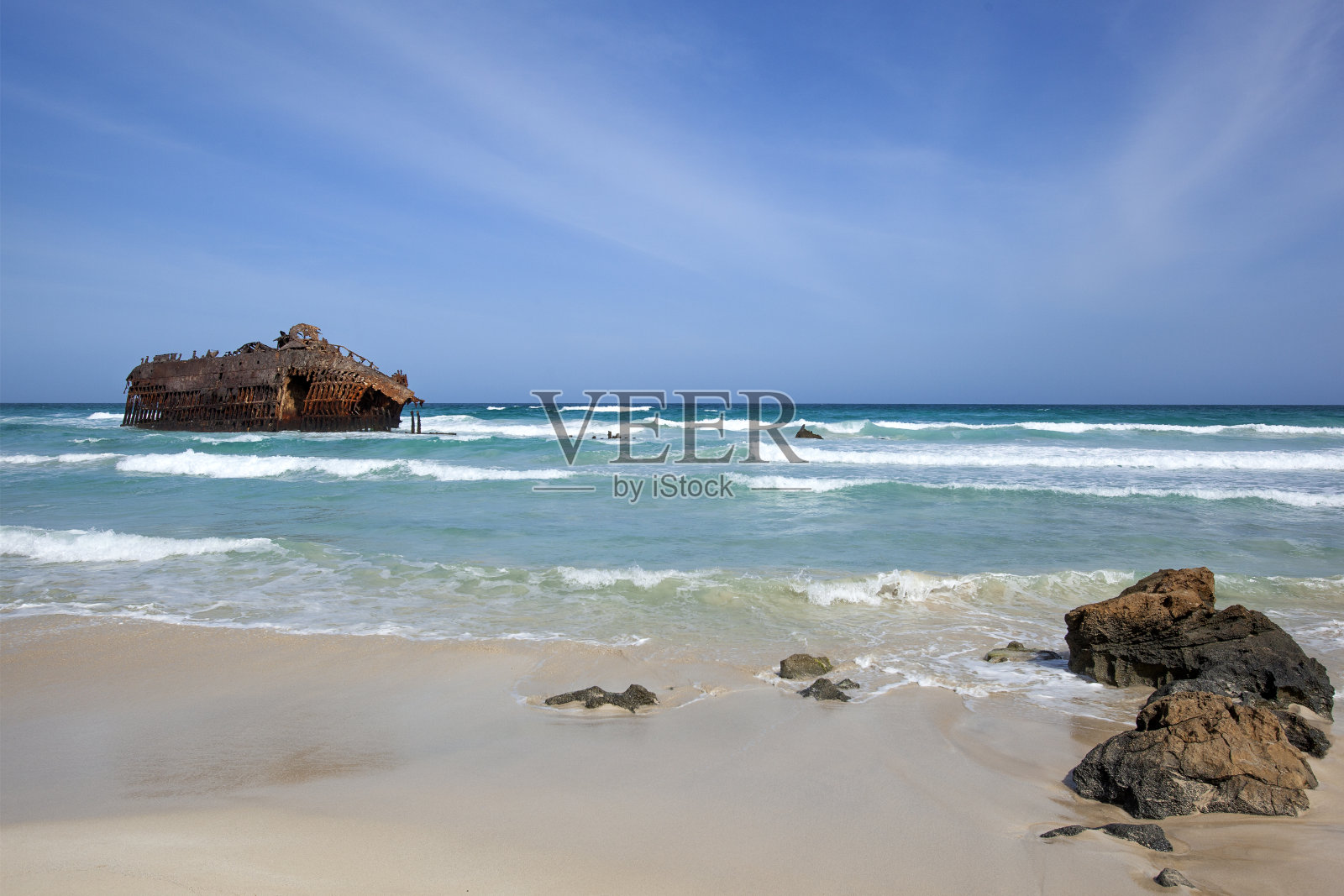 生锈的沉船和博阿维斯塔上的蓝色大西洋照片摄影图片