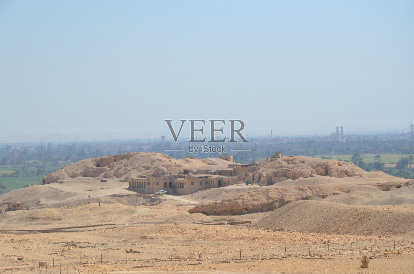 哈特谢普苏特神庙外的沙丘和沙漠照片摄影图片