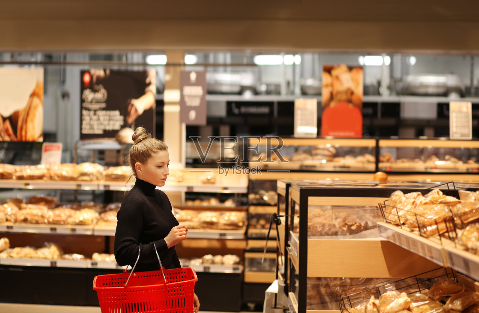 女人在超市选择面包照片摄影图片