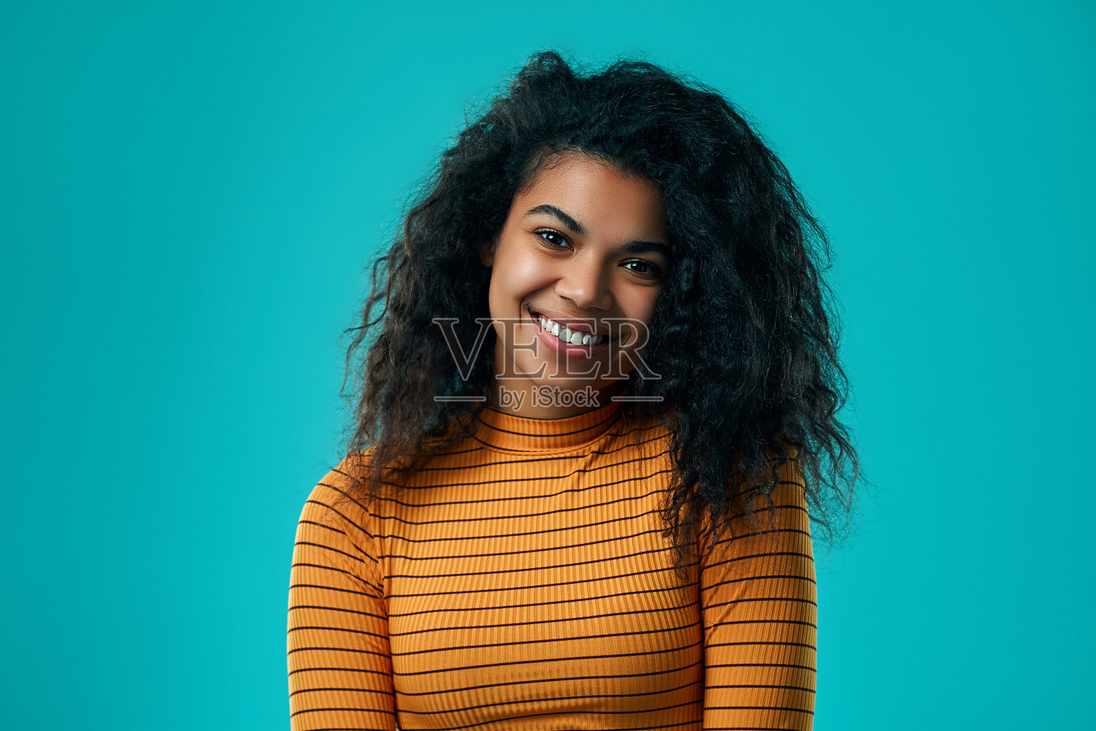 背景中的女孩照片摄影图片