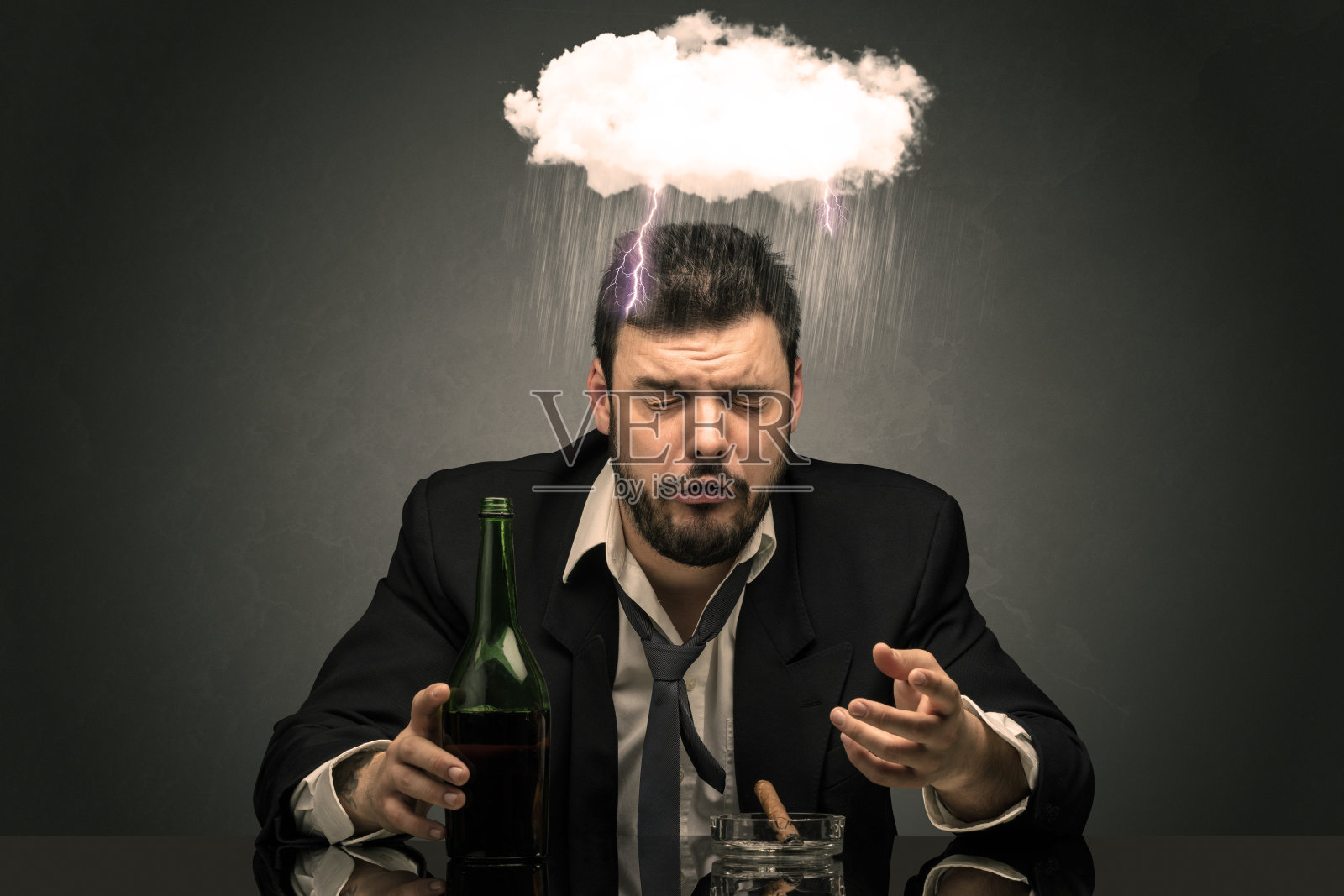 心情不好，喝醉了感到失望的男人，阴天概念照片摄影图片