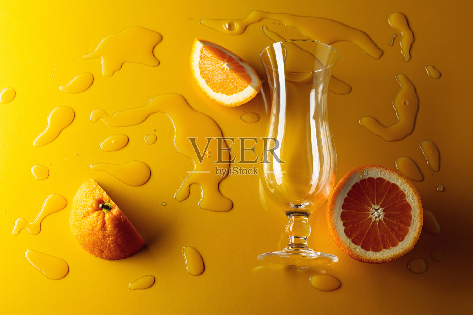 橙汁和黄色背景的水果。照片摄影图片