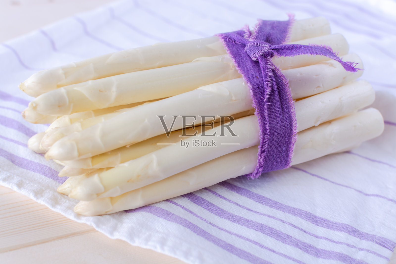 新收获的白芦笋，春季优质生芦笋，准备烹调照片摄影图片