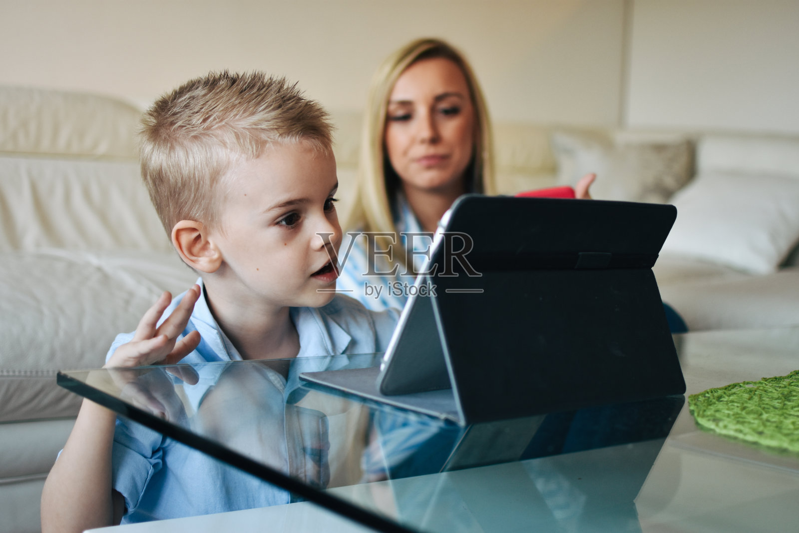 母亲和儿子使用平板电脑照片摄影图片