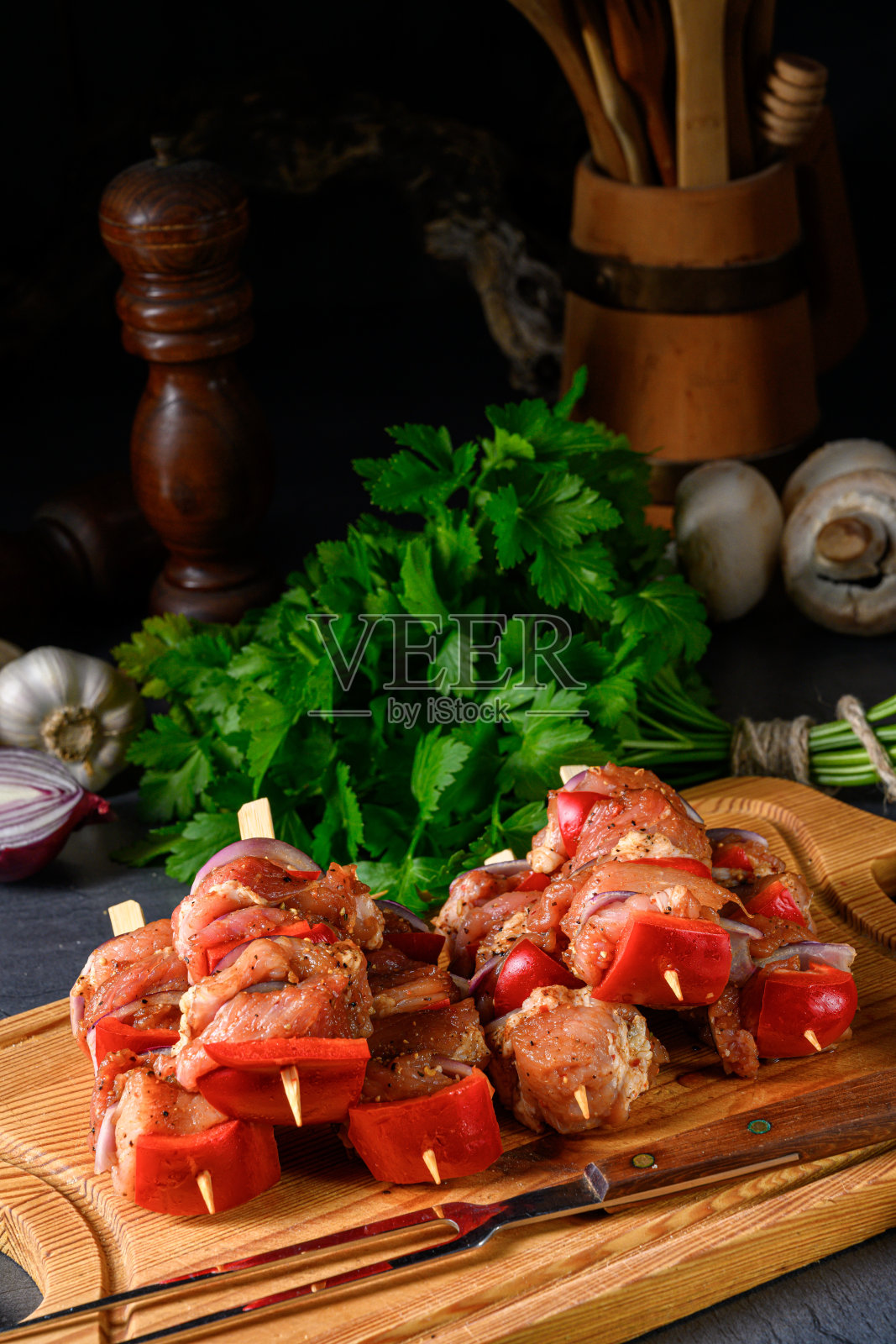 生羊肉串配各种蔬菜照片摄影图片