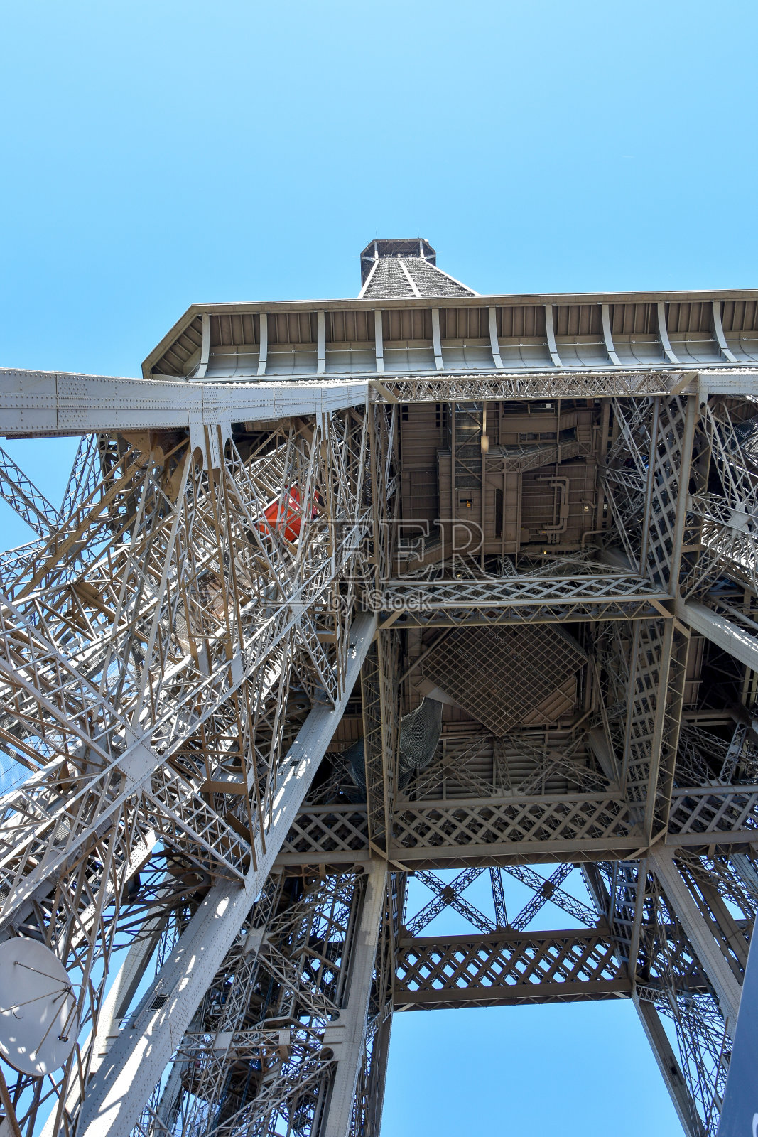 从埃菲尔铁塔顶上俯瞰巴黎的全景。照片摄影图片