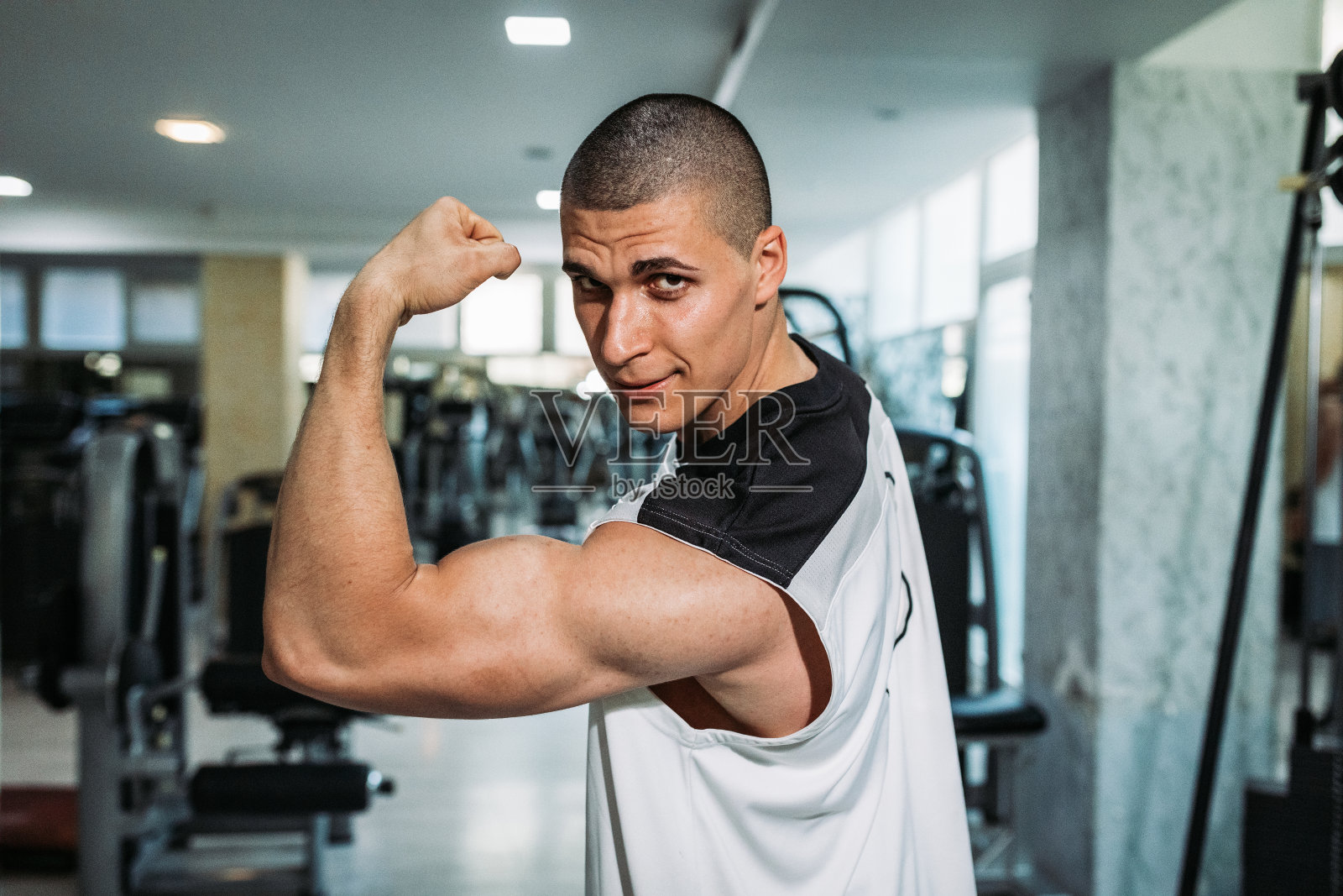 男人在健身房举重和进行运动训练照片摄影图片