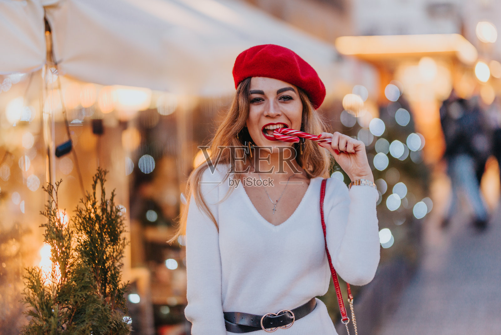 节日气氛中头戴红帽的可爱少女照片摄影图片