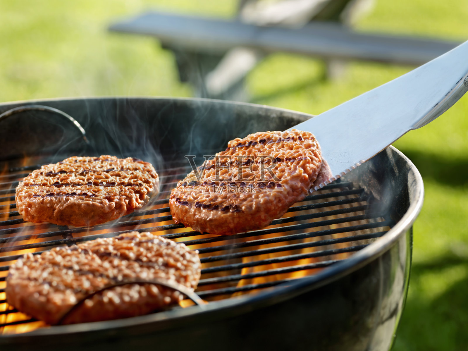 在后院烧烤时做汉堡照片摄影图片