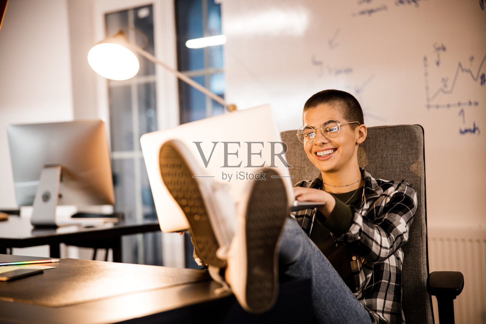 办公室里充满活力的快乐商人照片摄影图片