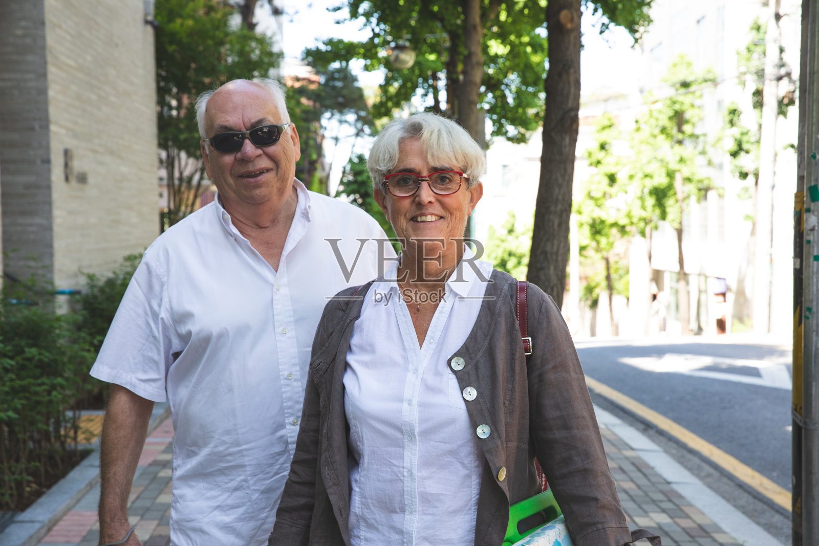 一对快乐的老年夫妇的肖像照片摄影图片