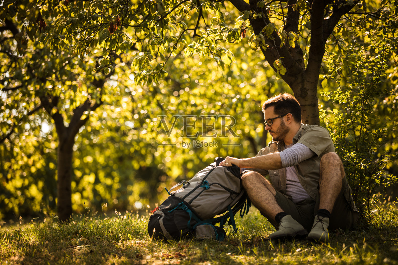 寻找物品的背包客照片摄影图片