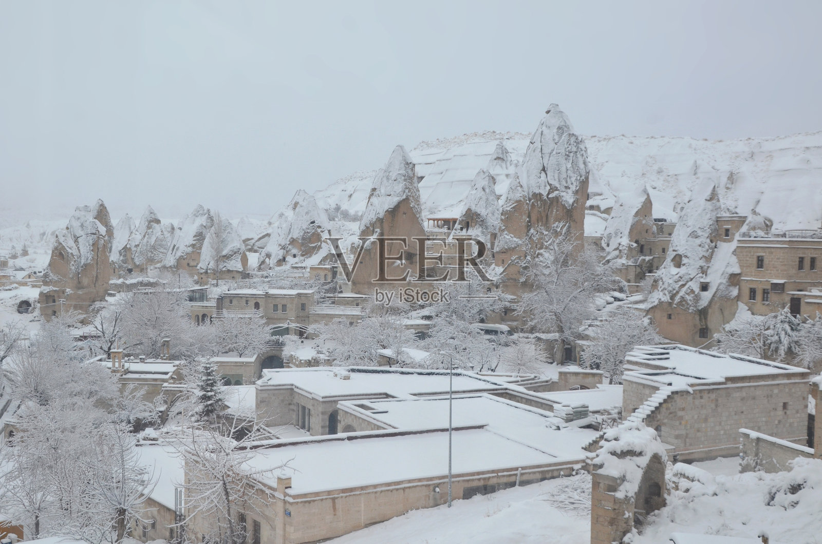 冬季白雪覆盖的卡帕多奇亚小镇照片摄影图片