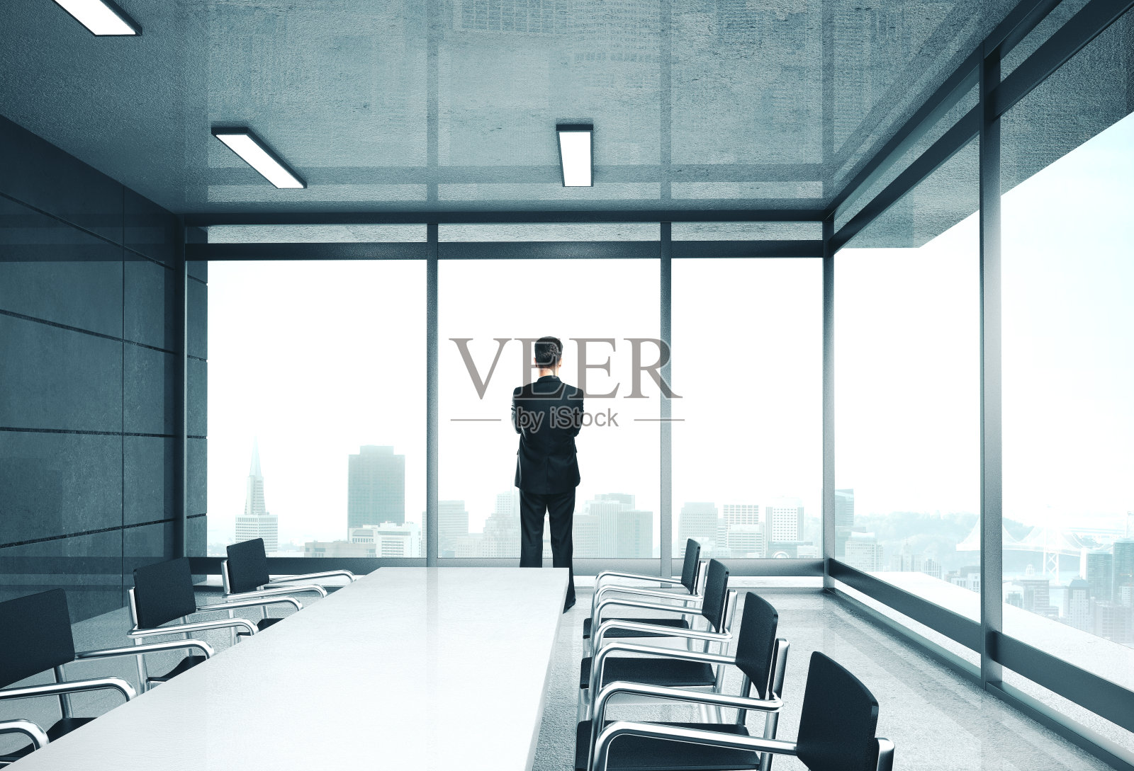 在会议室里站立的商人照片摄影图片