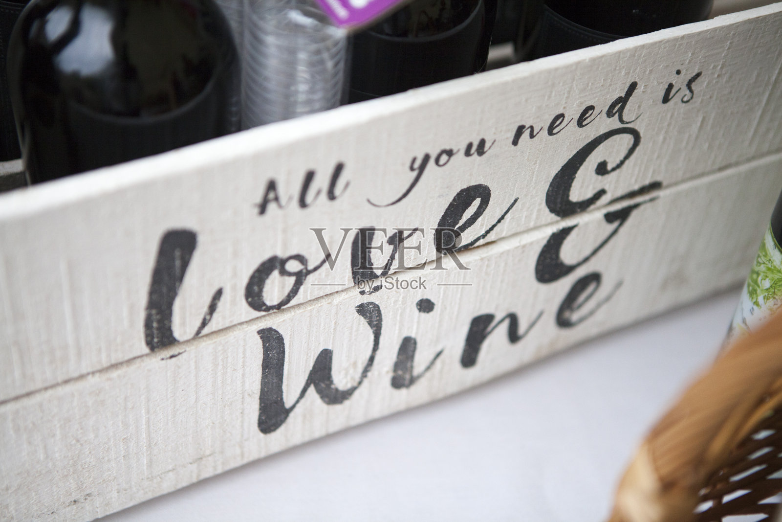 装在木箱里的酒照片摄影图片