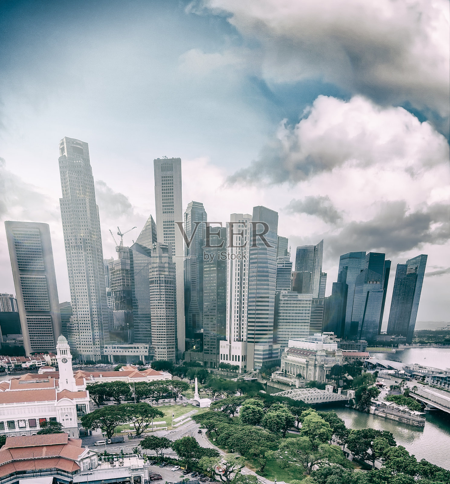 公司的建筑。日落时新加坡鸟瞰图。城市摩天大楼上空的天空颜色照片摄影图片