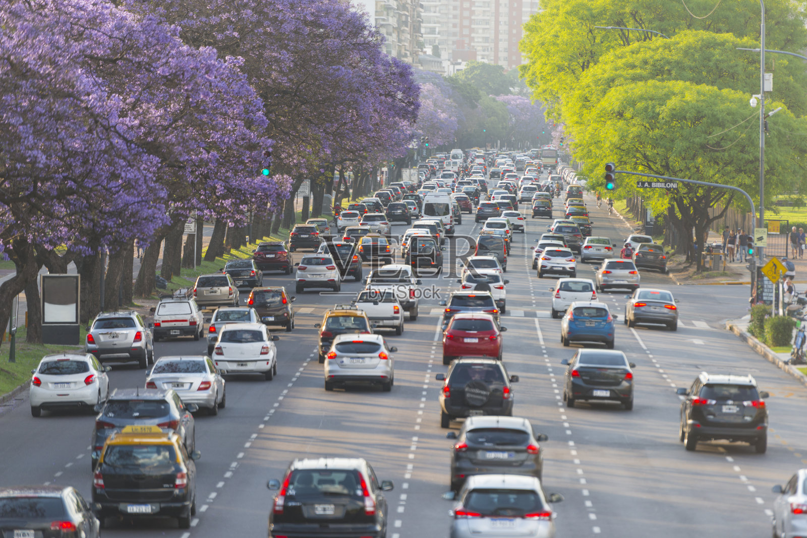 晚上去布宜诺斯艾利斯巴勒莫的交通状况照片摄影图片