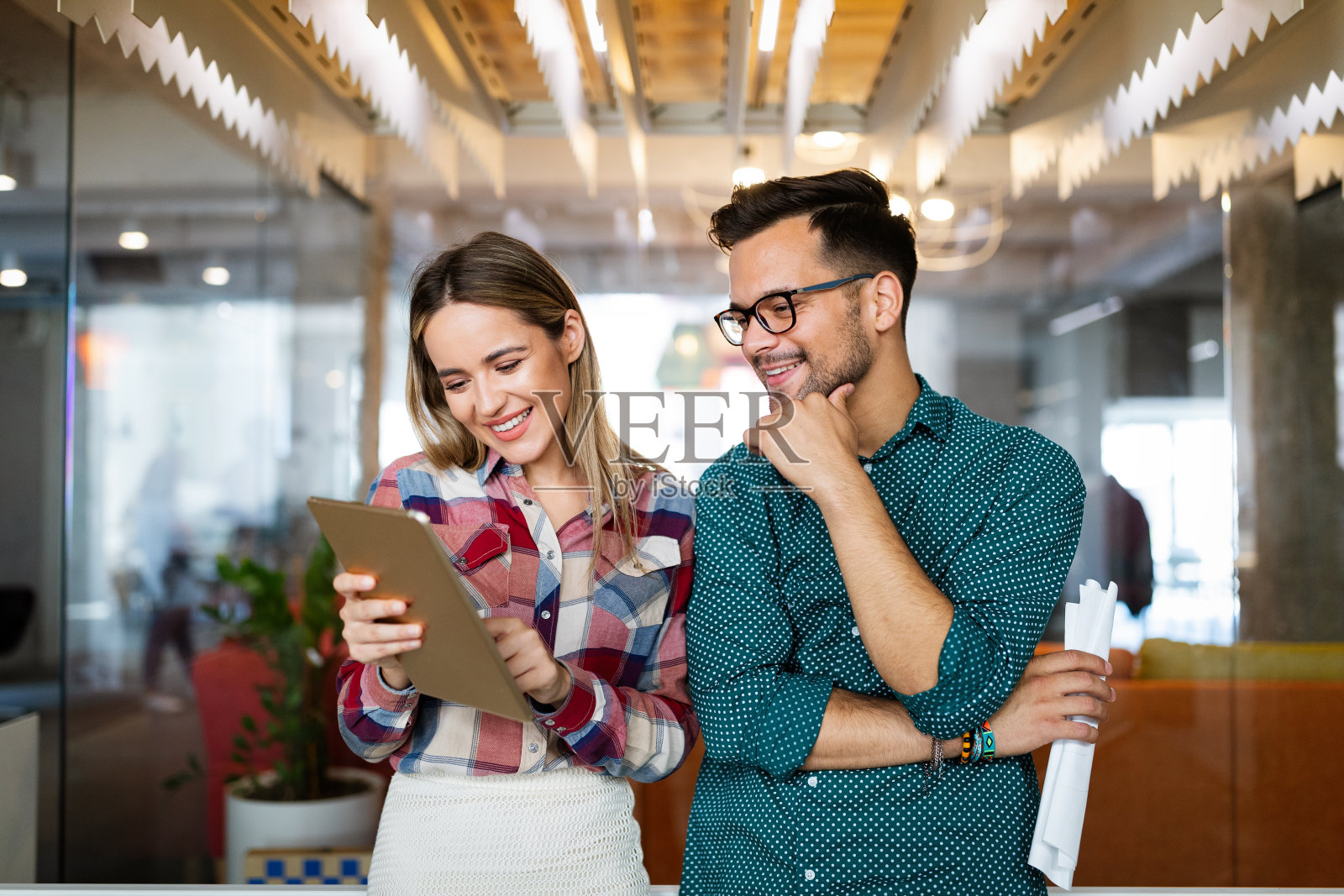 商务人士在办公室头脑风暴和聊天照片摄影图片