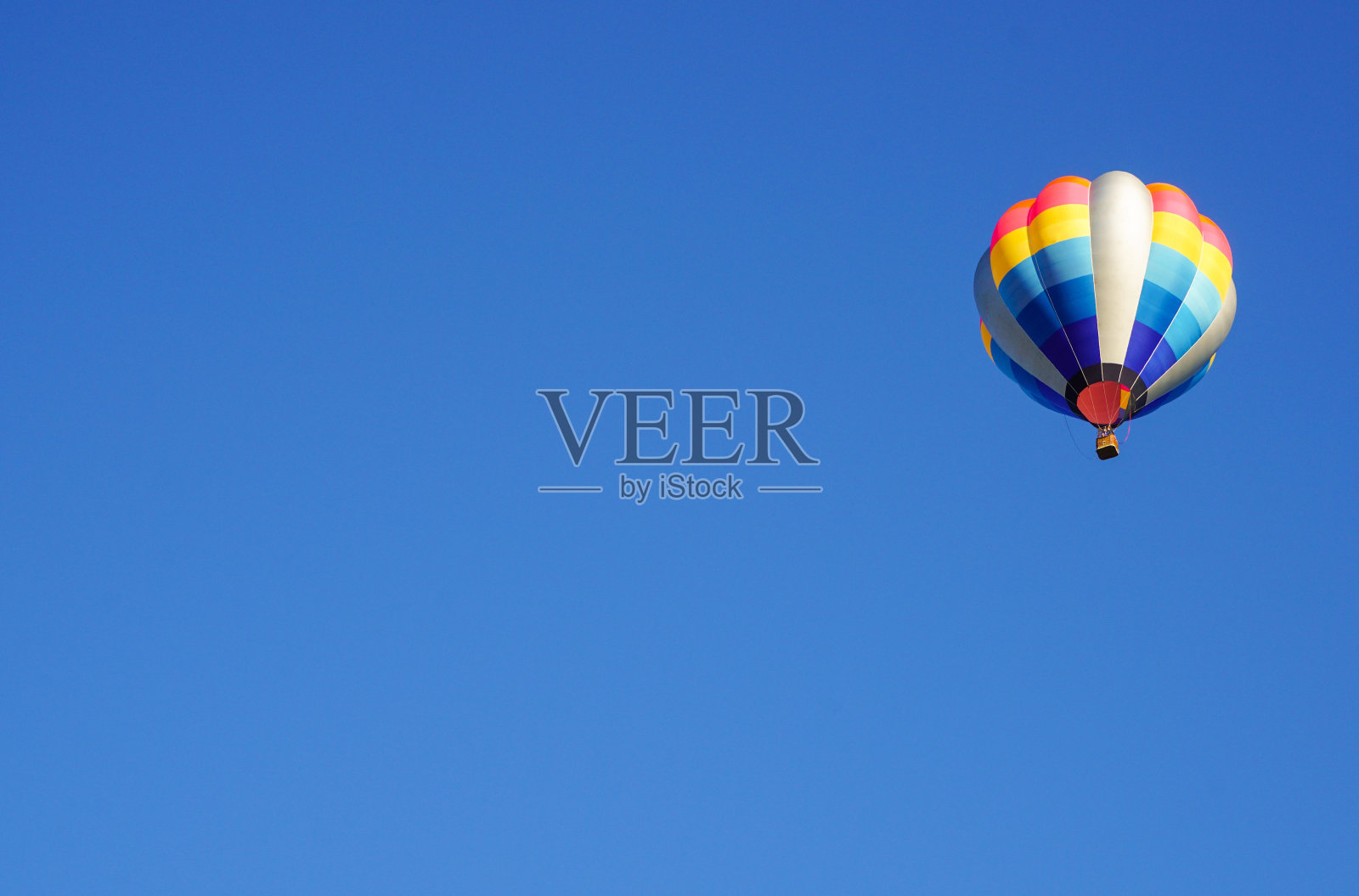 蓝天和热气球照片摄影图片