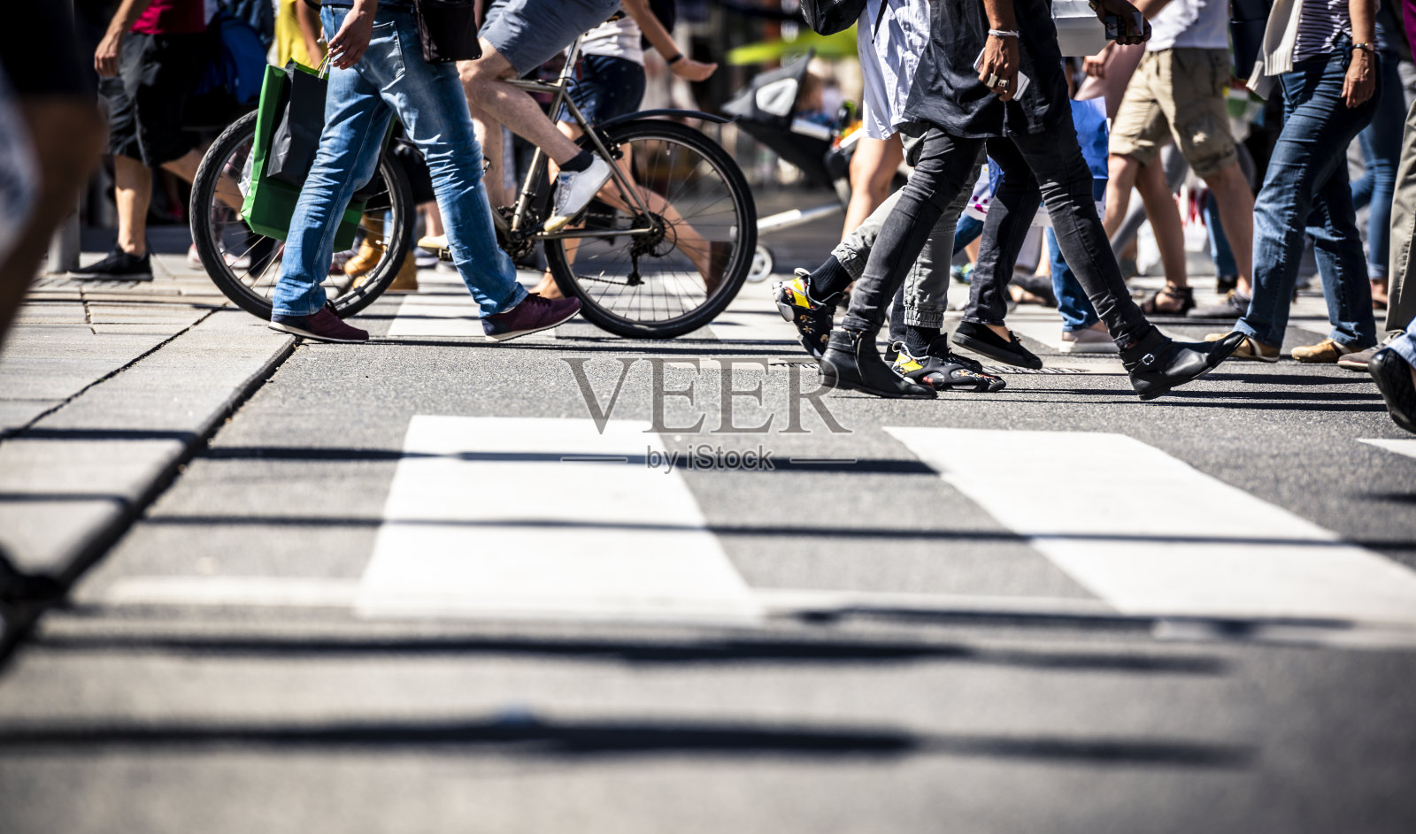 许多人走在维也纳市中心照片摄影图片