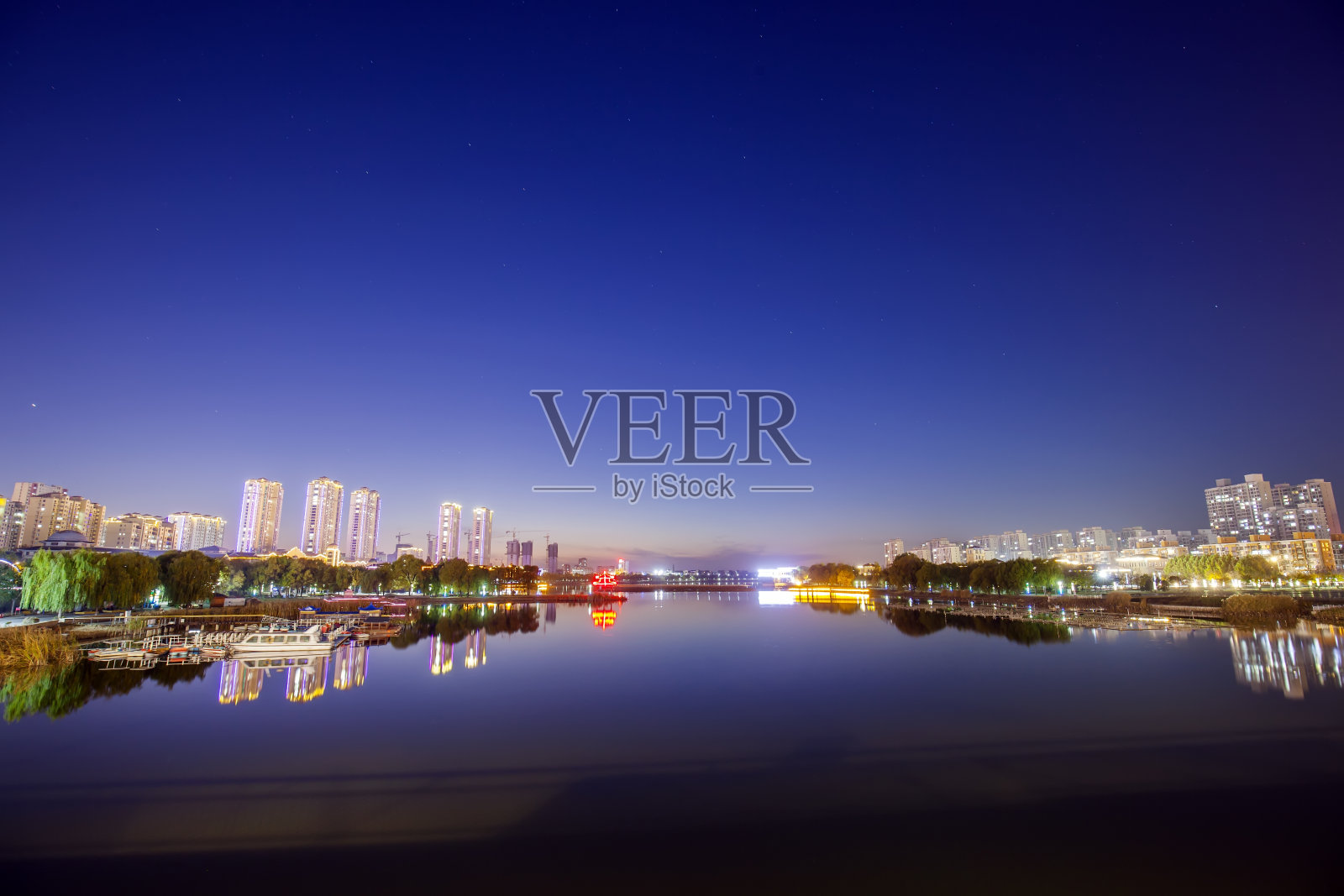 夜晚的城市照片摄影图片