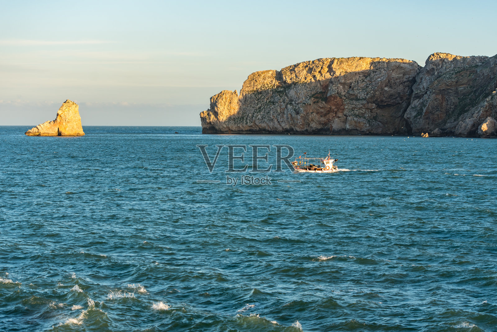 L estartt，赫罗纳，西班牙:2020年2月06日:在estartt海港全景晴天的船。照片摄影图片