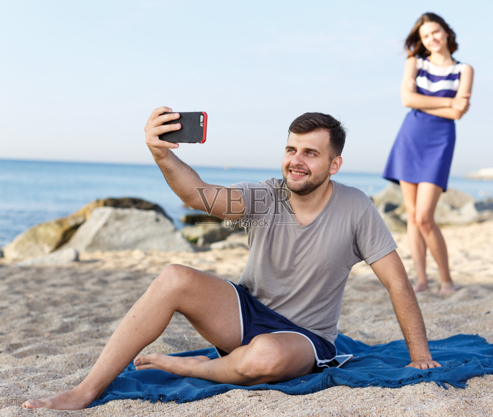 休息并自拍的年轻男子照片摄影图片