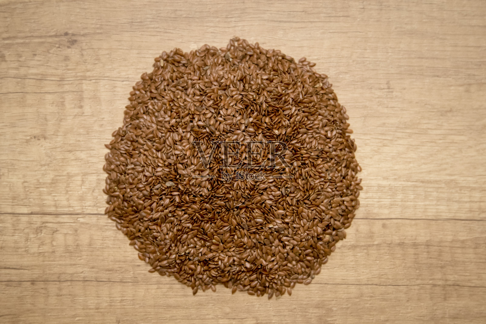 木质背景上的亚麻籽照片摄影图片