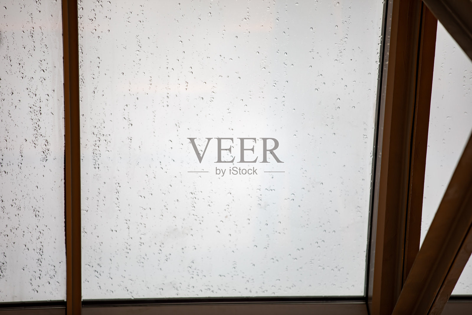 水滴在窗户上。窗外的雨照片摄影图片