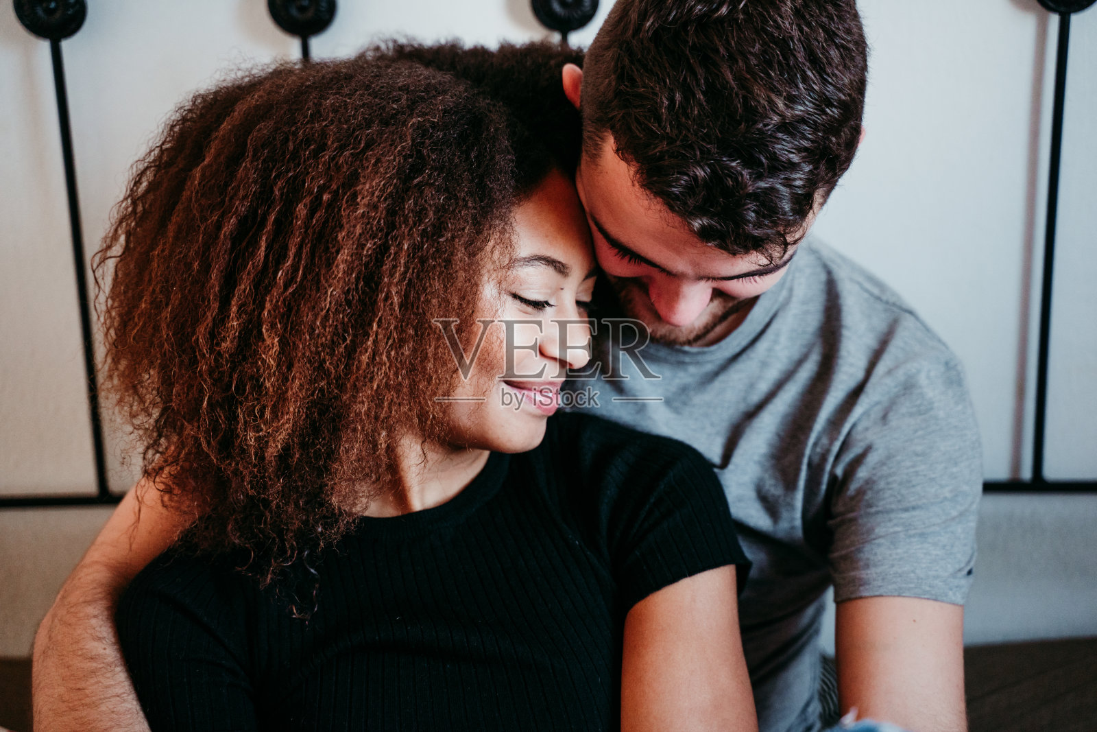 幸福的夫妻在家里相爱。非裔美国女人和白人男人。爱民族概念照片摄影图片