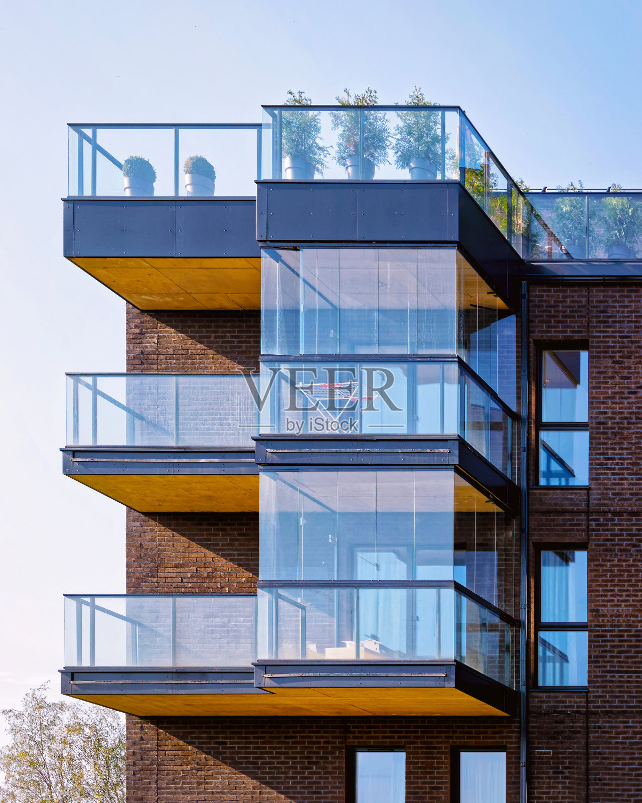 现代建筑公寓楼倒影局部照片摄影图片