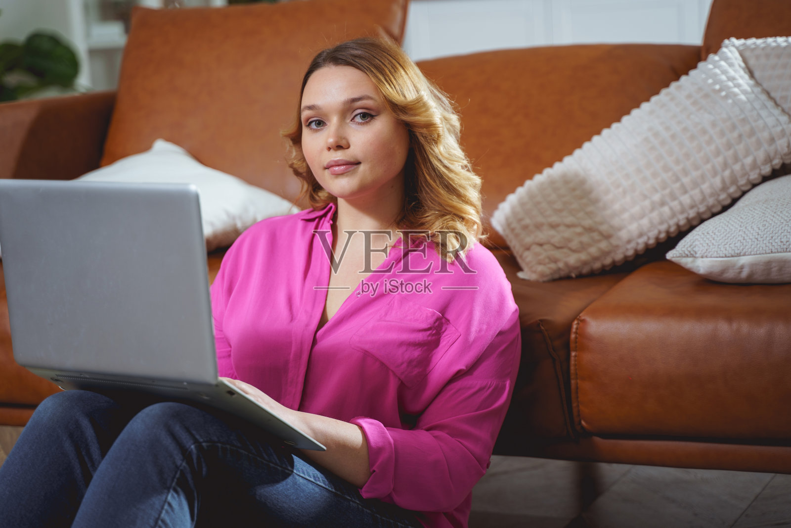 积极快乐的年轻女性看着镜头照片摄影图片