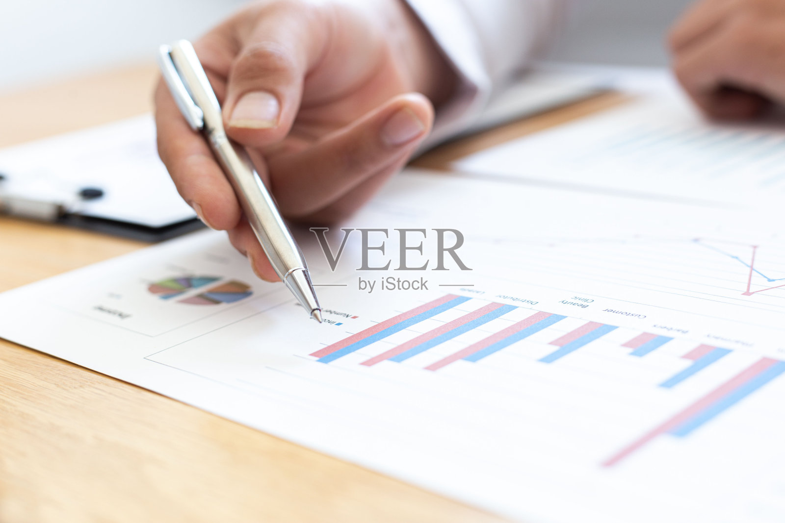 商人使用计算器计算房地产投资成本，为向希望与公司分享股份的客户提供服务做准备，商业金融概念照片摄影图片